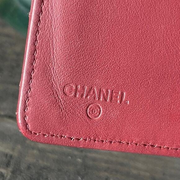 Chanel CC French Lambskin Wallet in a rare raspberry color COA Authentic - Picture 4 of 11